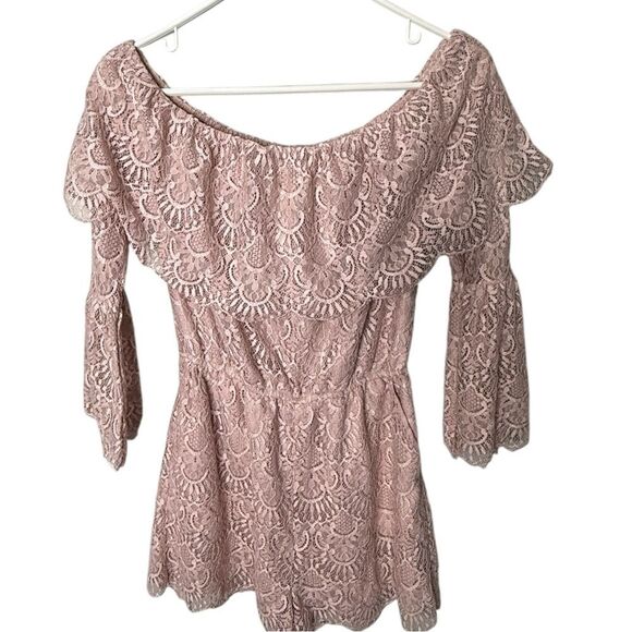 BB Dakota Mauve Lace Off-the-Shoulder Romper Size Small - Picture 3 of 9